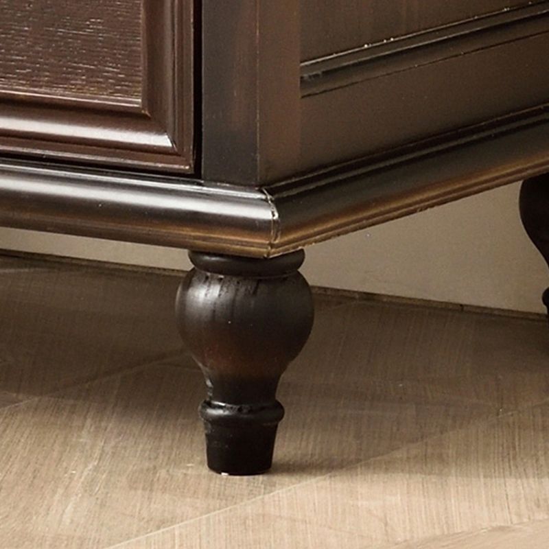 茶色の棚を備えた伝統的な無垢材の床ボトルホルダー