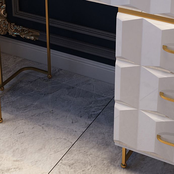 Camera da letto a specchio illuminato in oro contemporaneo con cassetto del trucco in legno