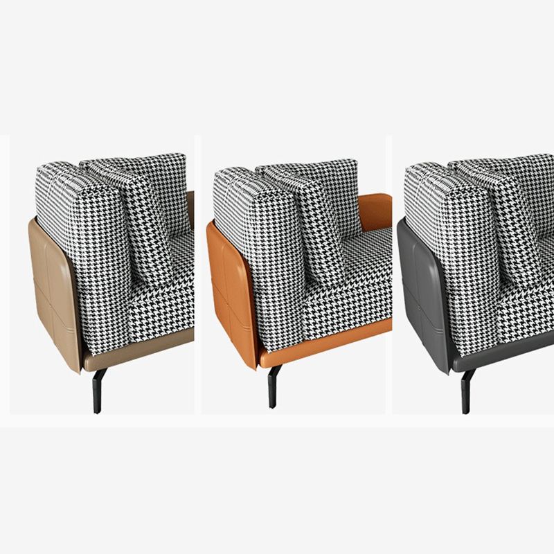 Eigentijdse chaise longue met vierkante armleuningen en accenten van stof