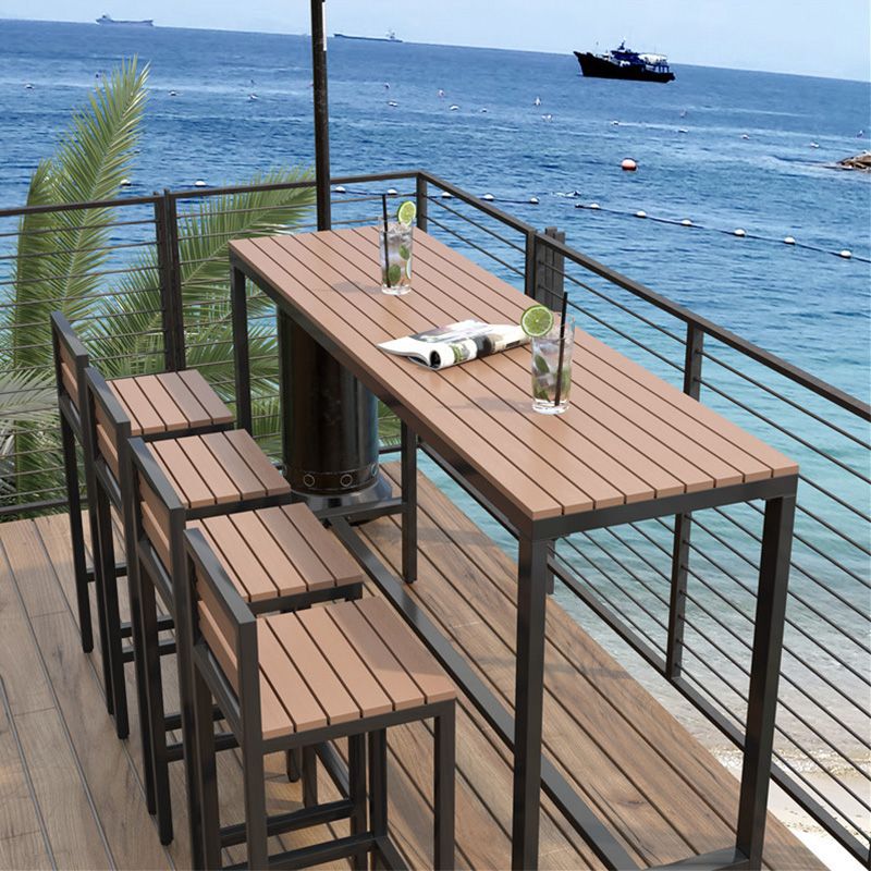 Mesa industrial con altura de barra, patas negras y mesa de bar con base metálica