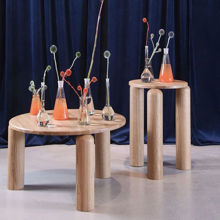 3本の脚のある北欧サイドテーブルラウンドソリッド木製エンドテーブル