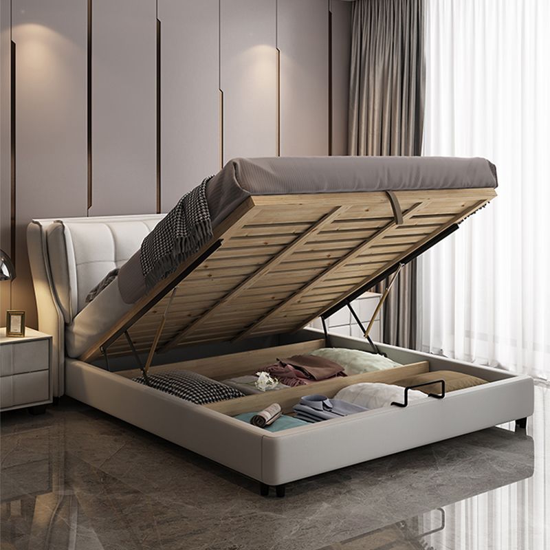 Hedendaags getuft standaardbed met wingback -hoofdeinde en benen