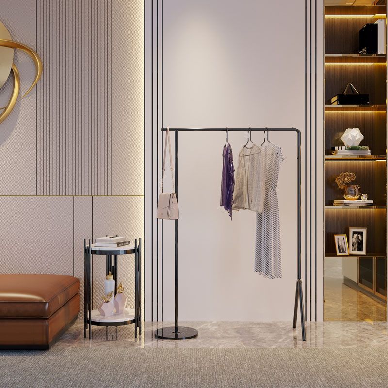 Approfondito industriale in stile minimalista per cappotto metallizzato