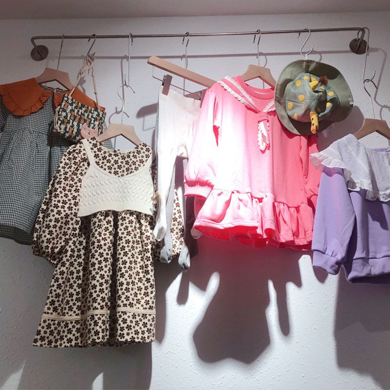 Moderne Kleiderbügelmauer mit Edelstahlbedeckung in Silber montiert