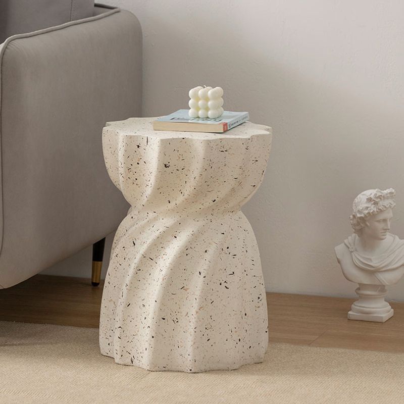 Zeitgenössischer geometrischer Akzent Seitentisch Marmor Gold Endtisch