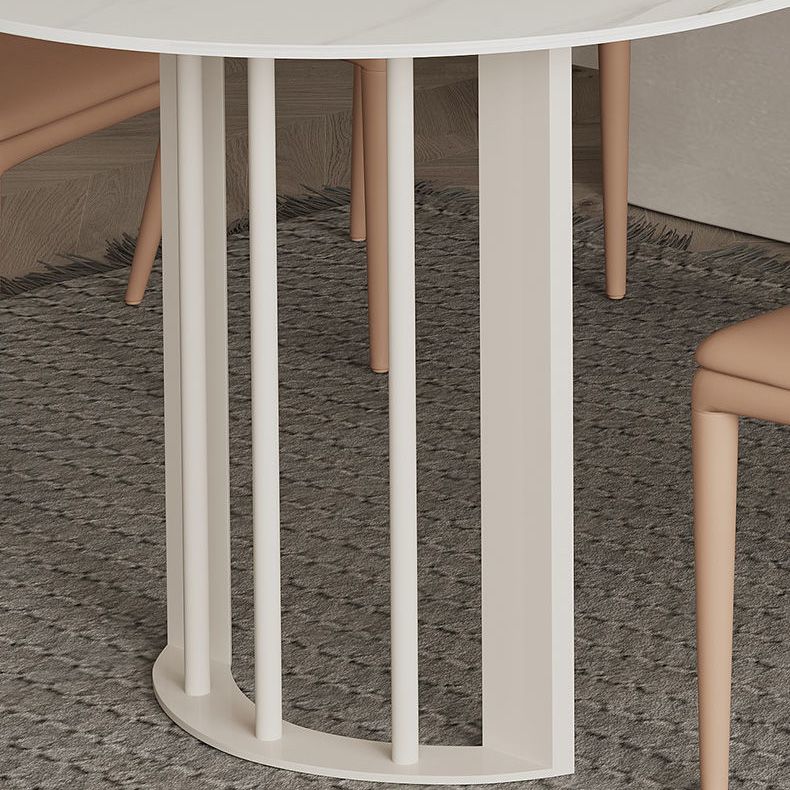 Moderne eettafel van gesinterde stenen met metalen poten voor thuisgebruik