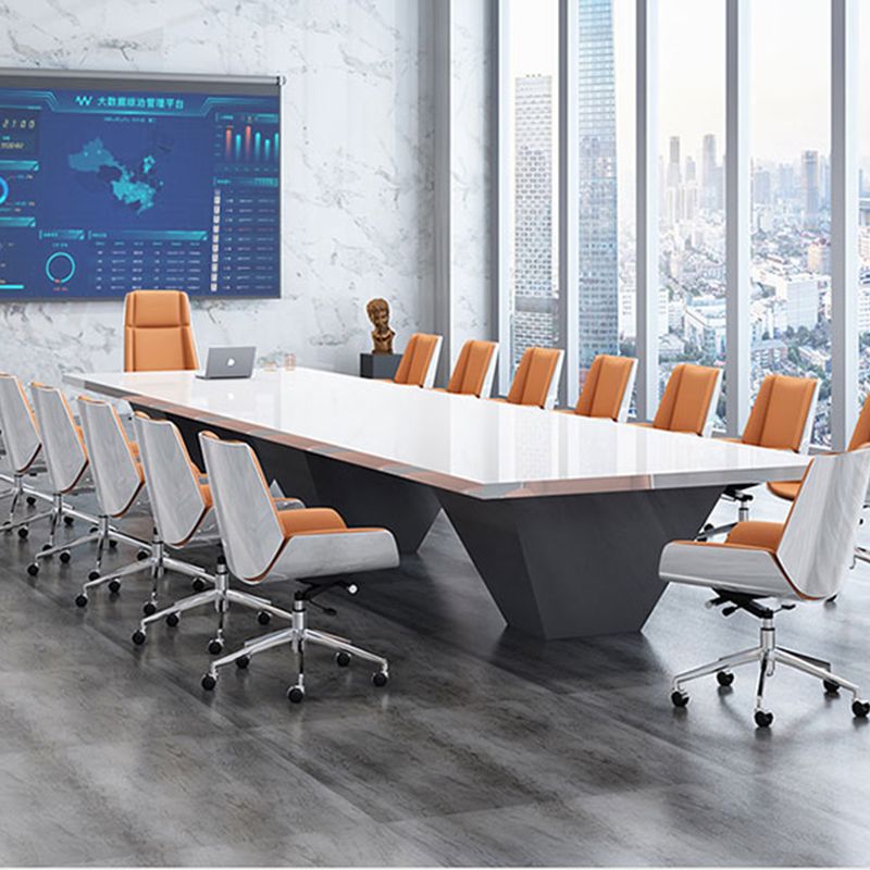 Ergonomischer, verstellbarer Bürostuhl mit silberner Metallbasis, moderner Bürostuhl