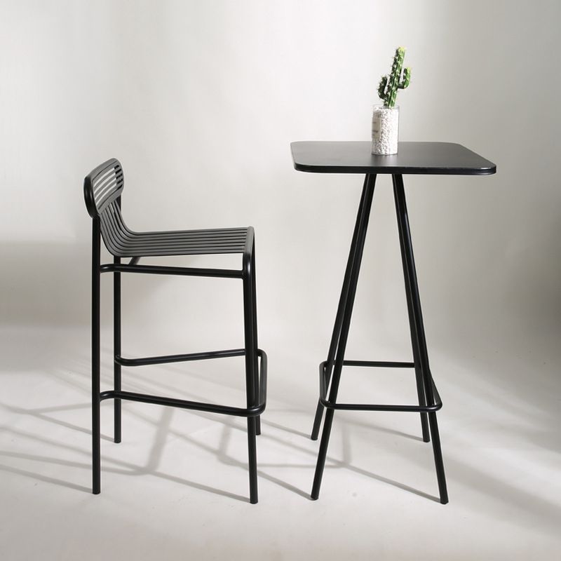 Quadratisches Industrie-Stehtisch-Set, 1/2-teiliger Thekentisch mit hohen Eisenhockern