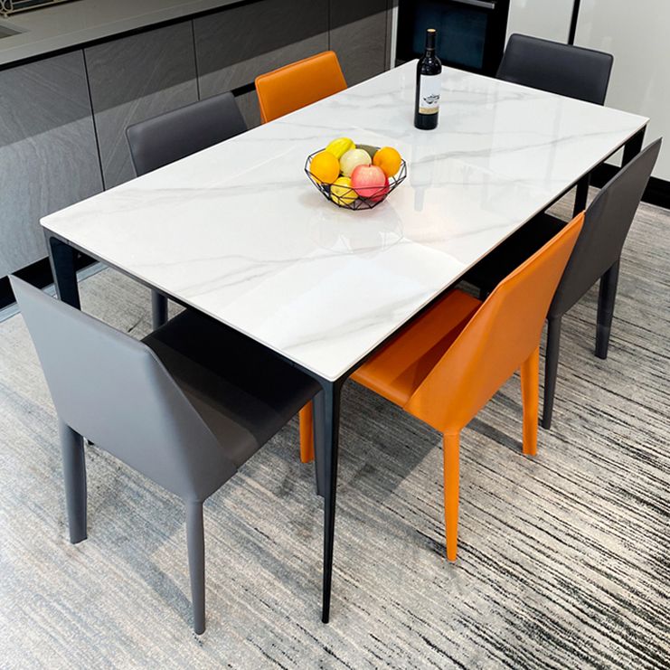 Tavolo da pranzo rettangolare moderno in pietra bianca con 4 gambe in metallo nero