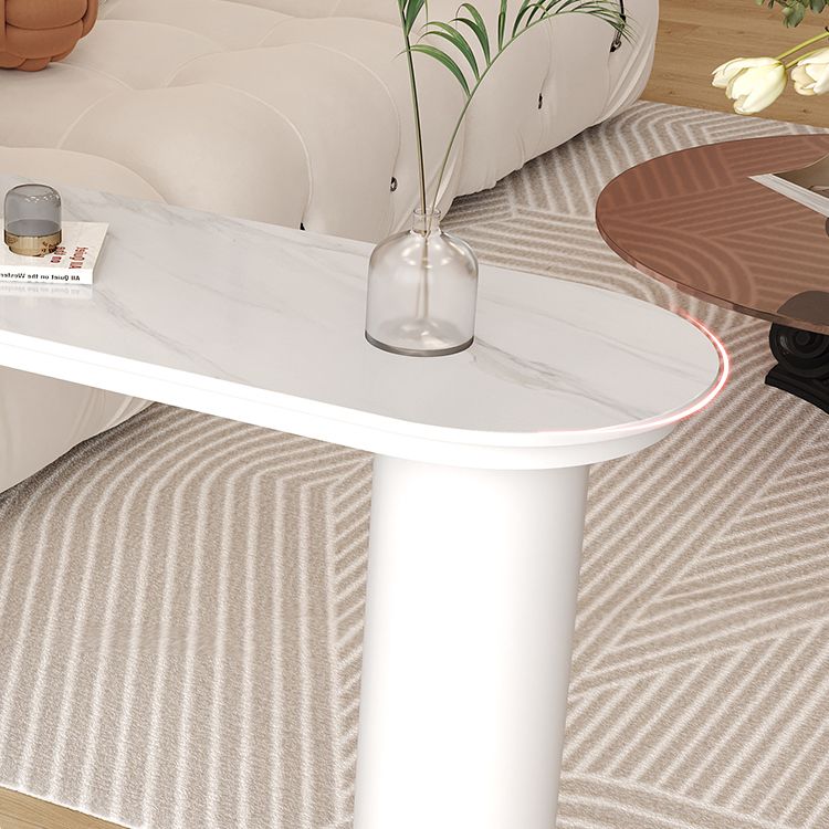 Mesa de bar blanca de forma libre con base de almacenamiento para lugares pequeños