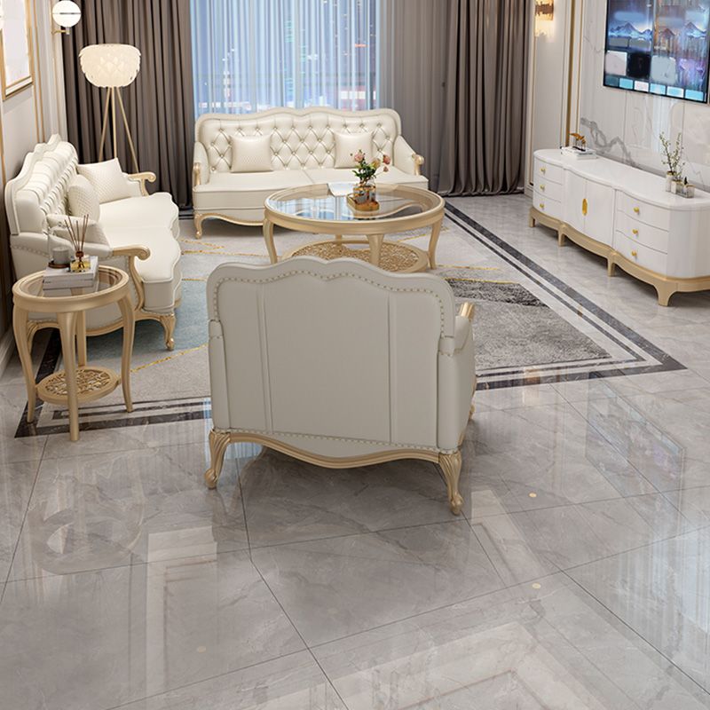 Divano moderno moderno di beige di metà secolo.