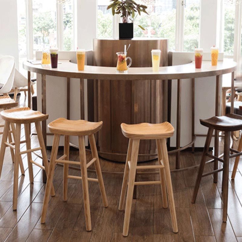Tabouret de bar contemporain en bois massif avec siège profilé sans dossier et repose-pieds