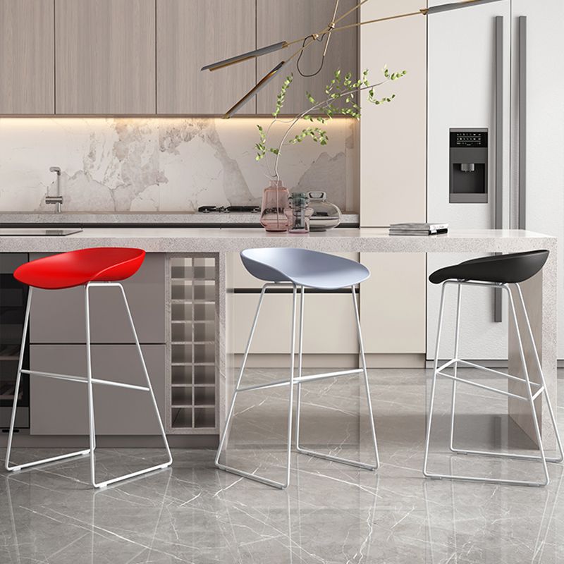 Sgabello da bar in plastica stile moderno. Sgabello da bar a secchiello ad altezza bancone