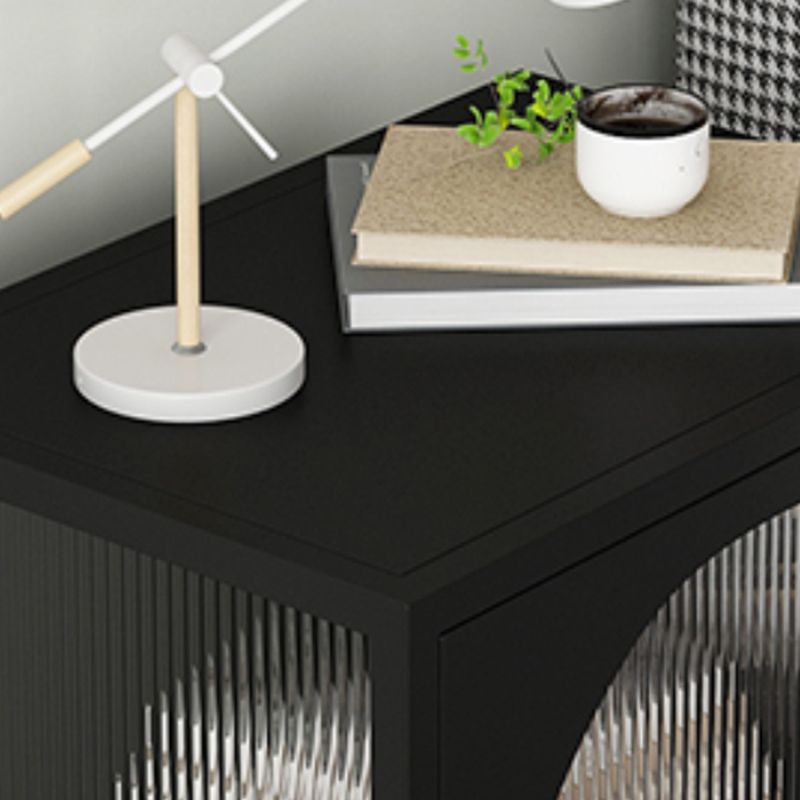 Comodino di accento metallico contemporaneo al comodino con porte per camera da letto