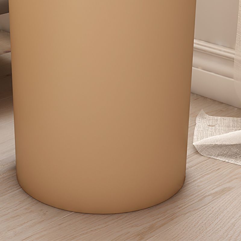 Tavolino rotondo moderno di metà secolo da 15,75 pollici.