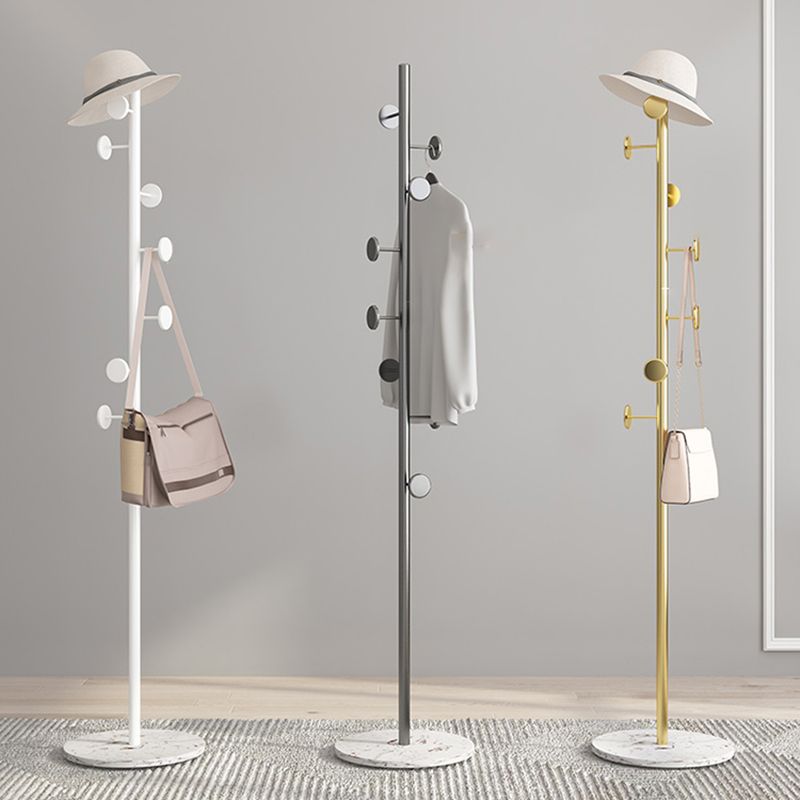 Modernos colgadores de metal enmarcado sin pie con ganchos en el árbol del salón