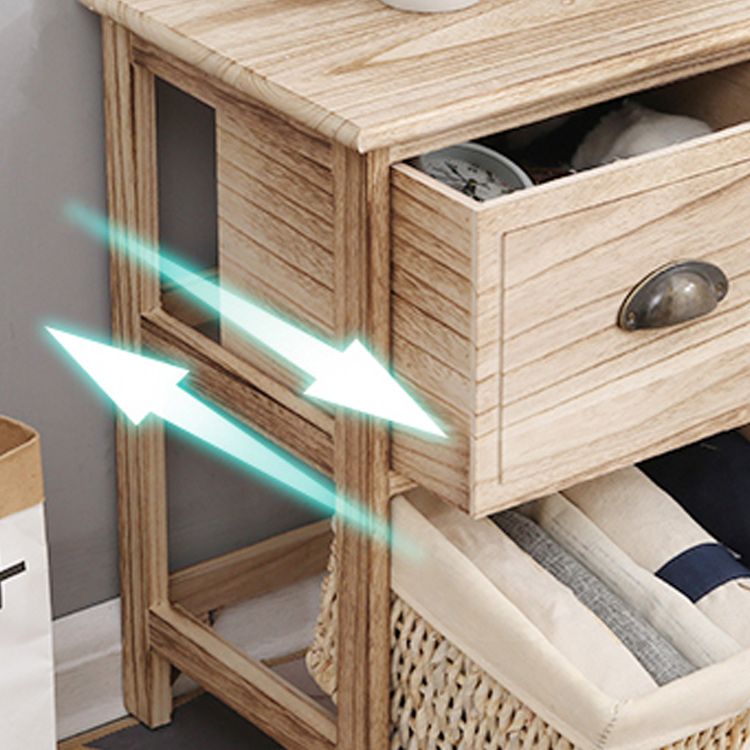 Coffre d'accent contemporain avec des tiroirs et des paniers en naturel