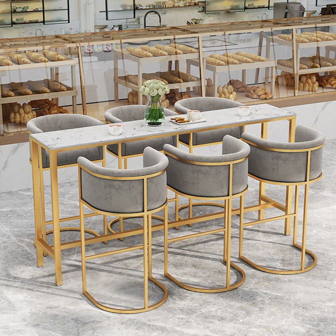 Sgabello in velluto con poggiapiede con poggiapiedi con poggiapiedi.