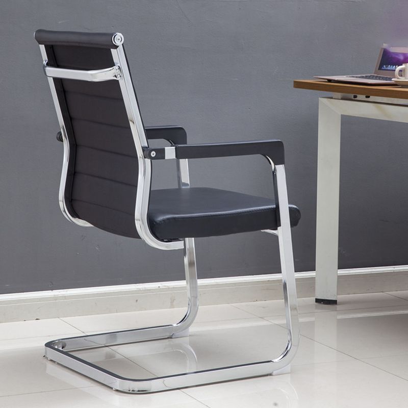 Silla moderna de escritorio de cuero negro con silla de oficina en la mitad de la espalda y la parte superior de la espalda en casa