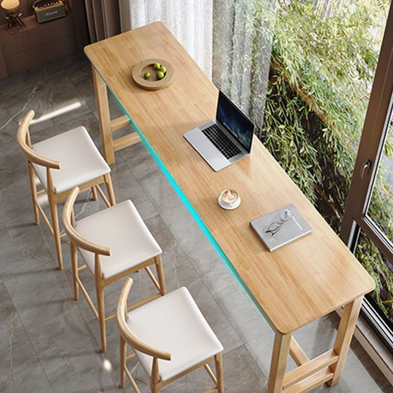 Eigentijdse bar eettafel binnen rechthoekige houten aanrechttafel