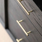 Tavolo da buffet Glam in legno massello nero Tavolo da buffet Glam con 6 cassetti e 2 ante