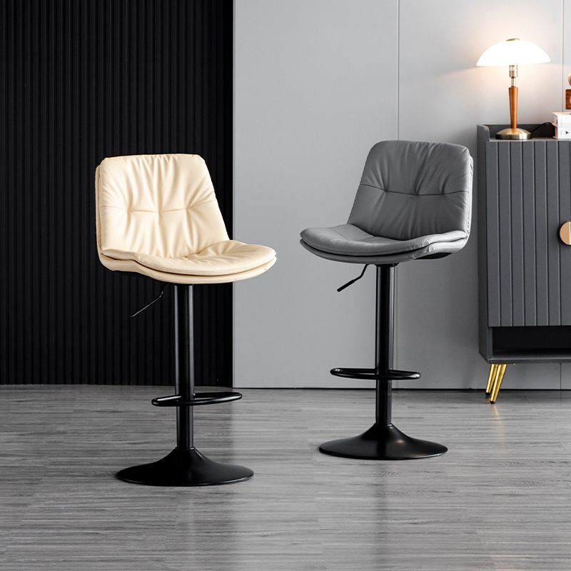 Tabouret de comptoir en fausse en cuir en métal en métal contemporain avec finition mate en finition mate