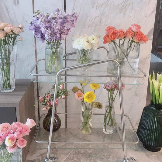 Sala de estar doble nivel contemporáneo con mesa auxiliar de vidrio de almacenamiento