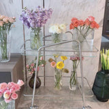 Soggiorno a doppio livello contemporaneo con tavolino in vetro di stoccaggio