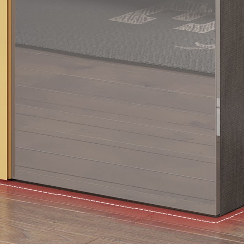 Witte verflicht luxe houten garderobe met planken en schuifdeur