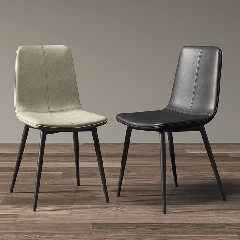 Glam -stijl eetkamerstoel faux lederen eetkamerstoel met metalen benen