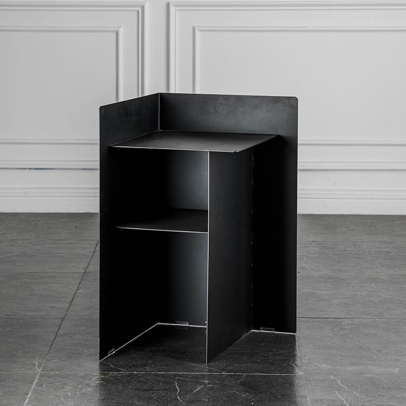 Table de bout abstraite de métal table de coin du milieu du siècle avec étagère