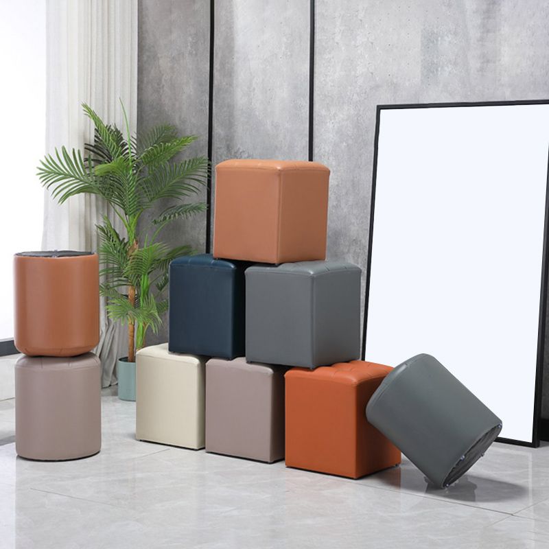 Ottoman moderno pouf ottomane in pelle vera imbottita con le macchie trapuntate.