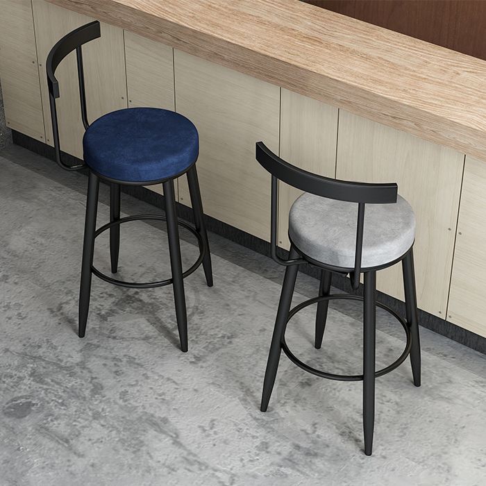 Sgabello imbottito di velluto in metallo scandinavo in metallo in finitura opaca per interno