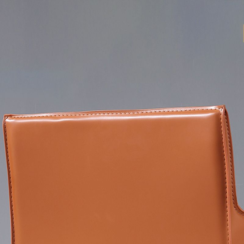 Chaise de bras moderne en cuir chaise à manger intérieure avec base en métal