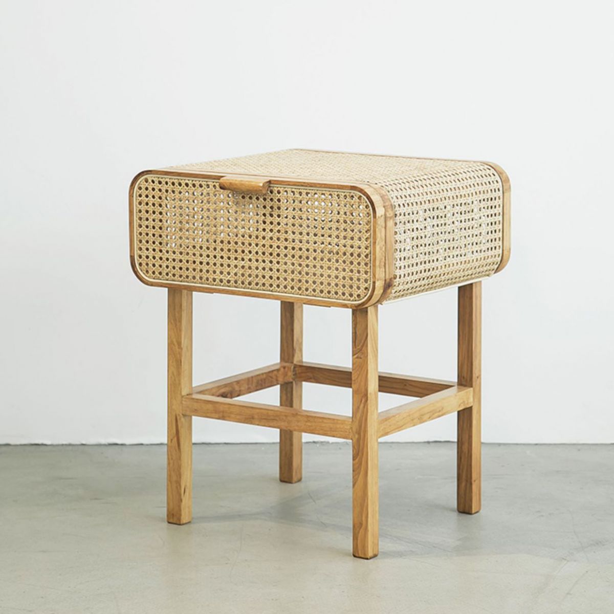 23,62 "Tableau de nuit d'armoire de chevet de rotin avec porte avec porte