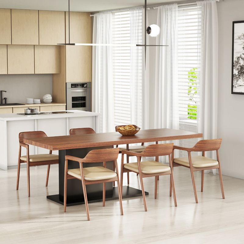 Table à manger en noyer marron