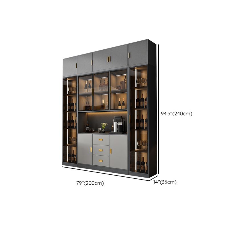 保管棚付きの現代的な自立型の木製ワインボトルホルダー