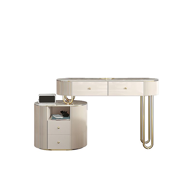 Stone en metalen ijdelheid tafel in beige make -up bureau, glanzende afwerking