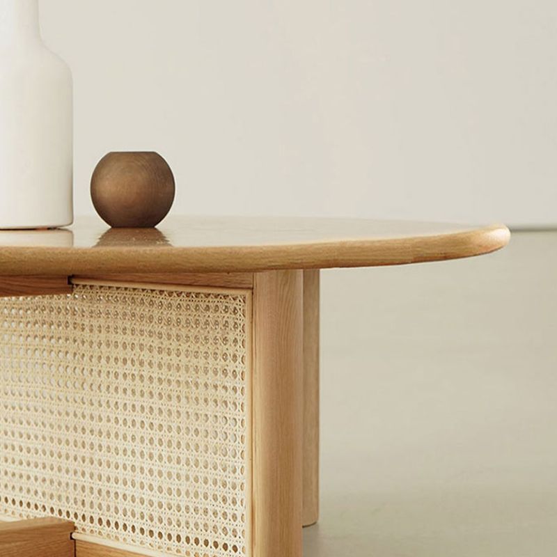 Tavolino scandinavo rotondo con gambe incrociate in legno di pino