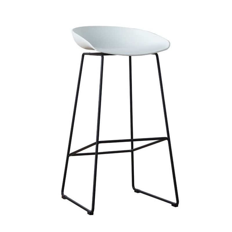 Tabouret de bar en plastique de style Glam avec pieds en métal