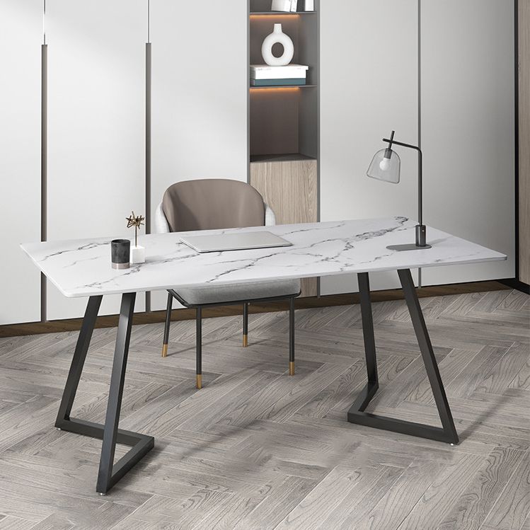 Bureau de bureau en marbre industriel et bureau d'écriture de bureau avec des jambes en métal