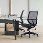 Silla moderna con brazo y ruedas, silla de escritorio con respaldo medio en color negro de microfibra