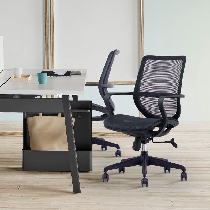 Silla moderna con brazo y ruedas, silla de escritorio con respaldo medio en color negro de microfibra