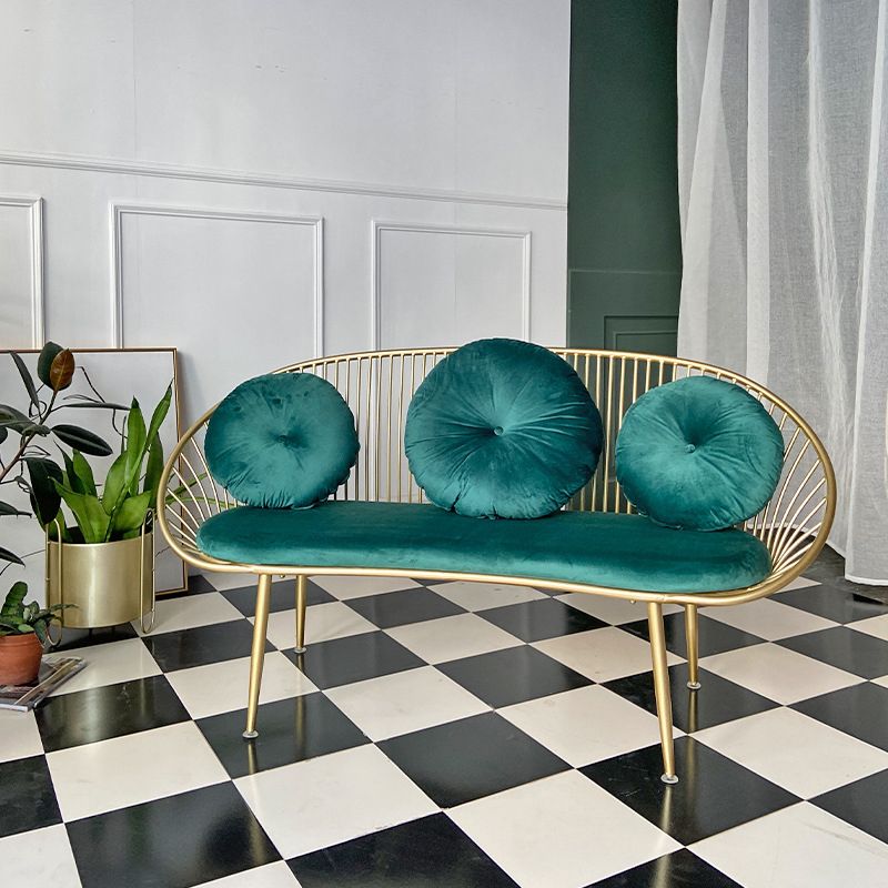 Canapé de bras en pente moderne dans un canapé à cadre en métal doré avec 3 oreillers