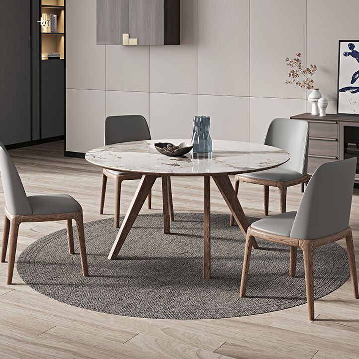 Witte gesinterde stenen tafel rond huiskeukendiner met natuurlijke poten