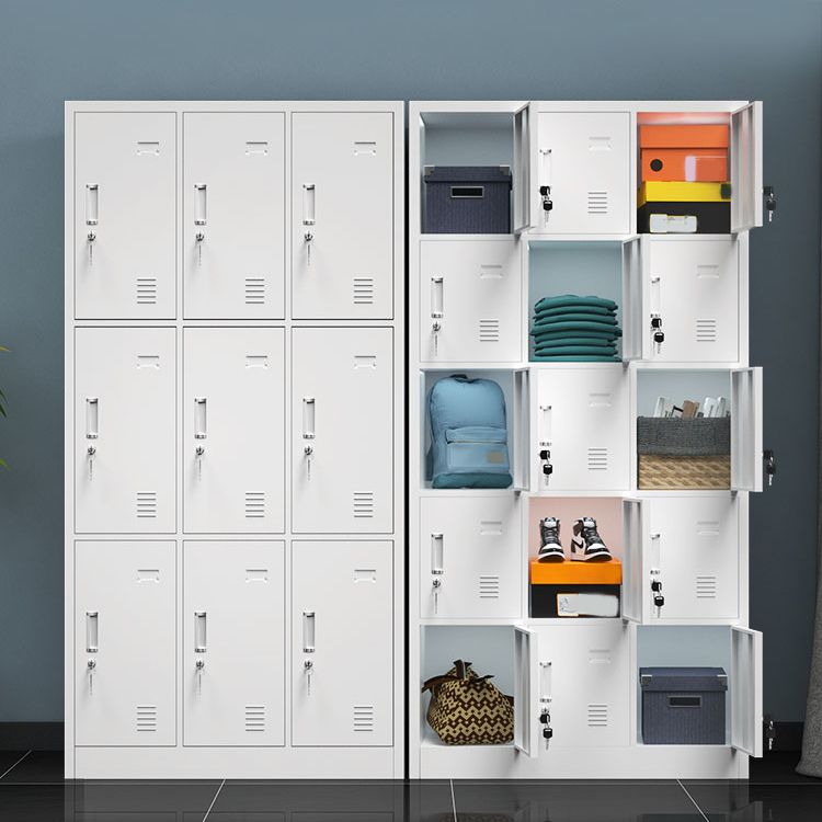 Grijze metalen kast voor badkamer moderne opbergkast met scharnierende deur