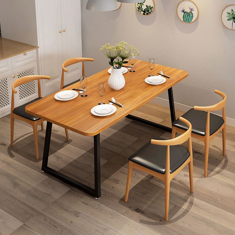 Tavolo da pranzo in legno in legno tavolo rettangolo industriale con base in slitta in nero