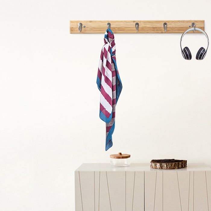 Moderne Holzkleiderbügel mit wand montierten Haken Hallbaumattrack