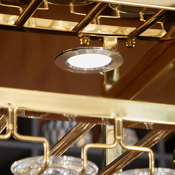 Gouden metaalhangende wijnhouder met glazen houder en opslagplank