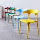Zeitgenössischer Indoor-Außen-Plastik Open Back Stapel Dining Side Stuhl